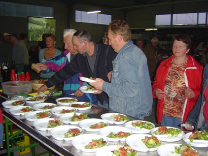 die Hungrigen beim Essen holfen