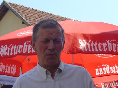 Sepp beim Schnapp-Verkosten