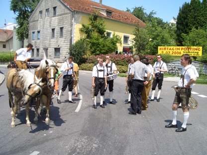 Die Musiker betrachten die braven Zugtiere