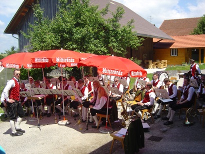 Platzkonzert in der strahlenden Mai-Sonne